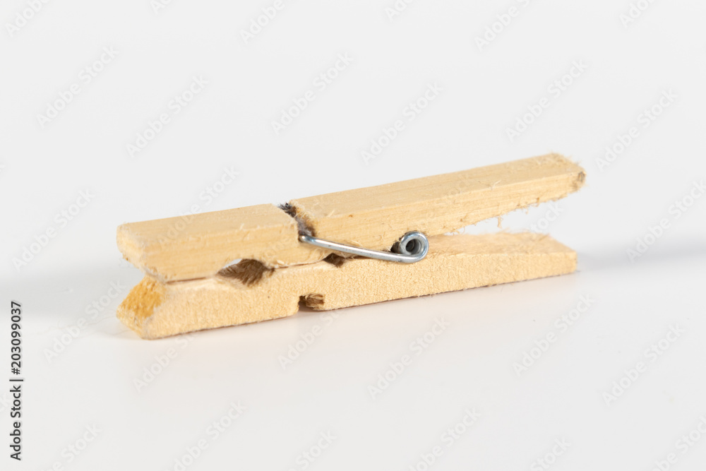 Einzelne Wäscheklammer aus Holz isoliert vor weißem Hintergrund