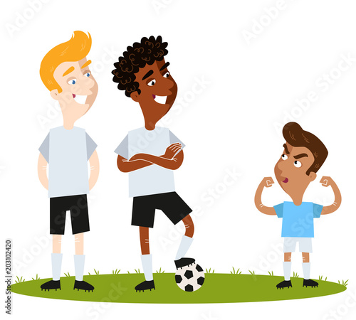 Selbstbewusster, kleiner südamerikanischer Cartoon Fußballspieler in blauem Trikot versucht zwei groß gewachsene Gegenspieler mit Posen einzuschüchtern