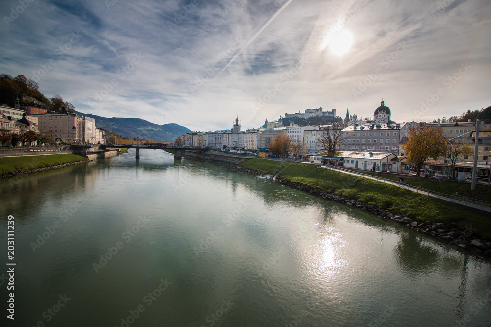 Naklejka premium Stadtbild Skyline Salzburg und Fernsicht zur Festung Hohensalzburg