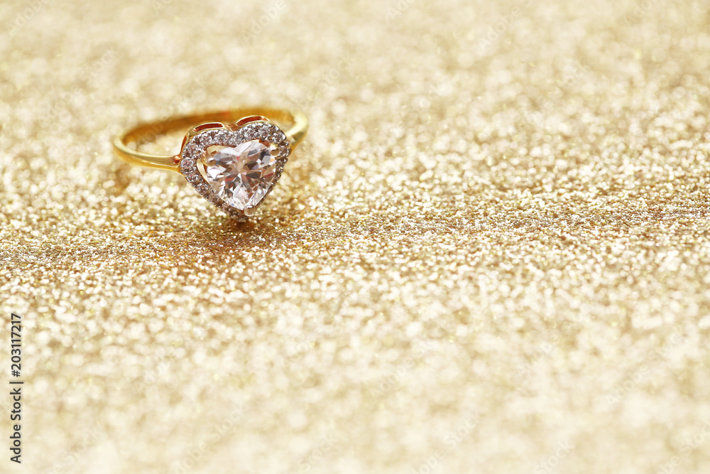 Obraz premium Diamond heart on gold ring