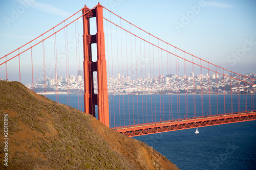 Ansicht der Golden Gate Bridge, ein Segelboot segelt gerade unten durch