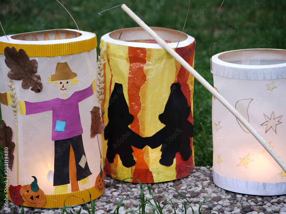 Naklejka premium Selbstgebastelte Laternen für den Martinsumzug