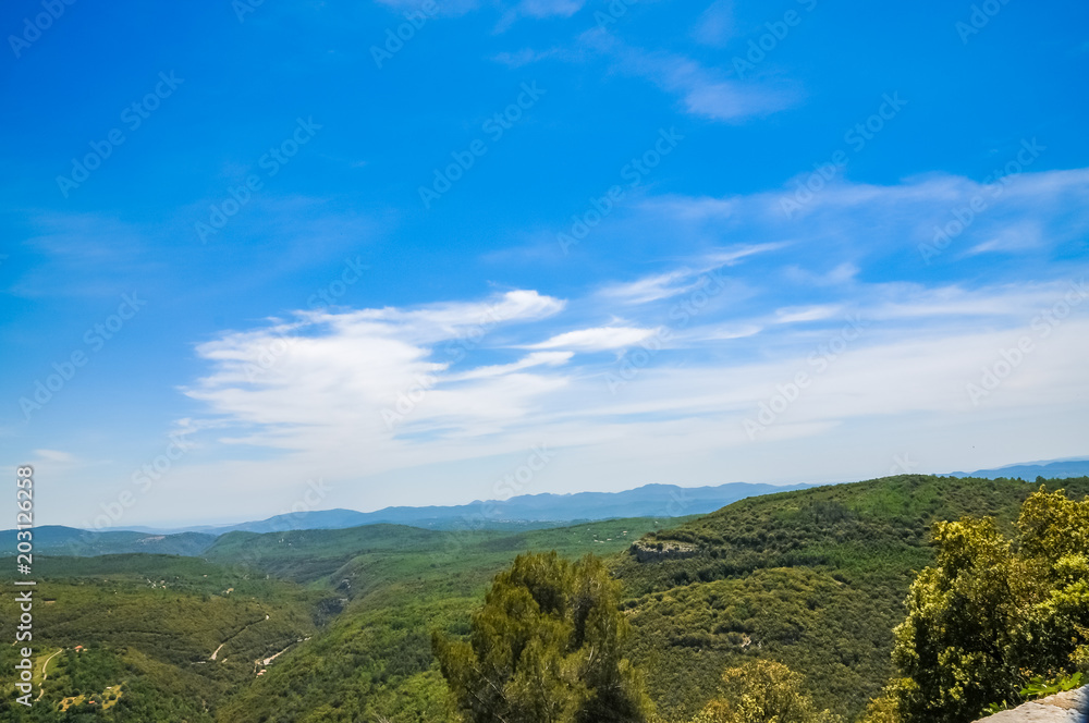 Panoramablick von den Alpen Frankreichs unter blauem Himmel, Toskana, mit Kiefer im Vordergrund