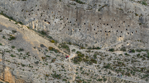 Canvastavla Covetes dels Moros front view with tourists