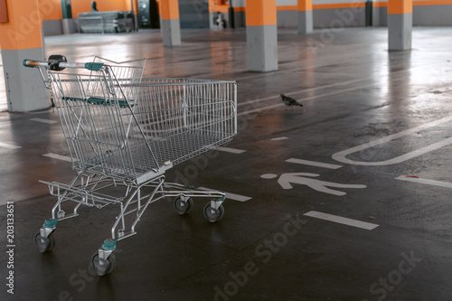 Obraz na plátně carrito en primer plano en parking interior y fondo desenfocado
