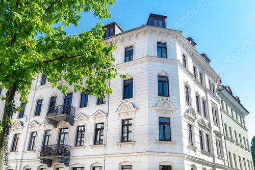 nobles Altbauhaus in Deutschland, helle Fassade photo