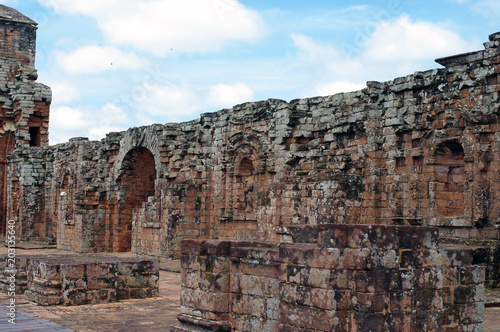 Fondations et ruines d'une église jésuite guaranie photo