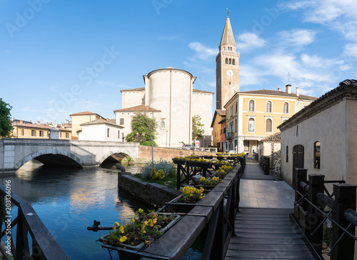 Tableau sur toile die kleine italienische Stadt Portogruaro in Venetien