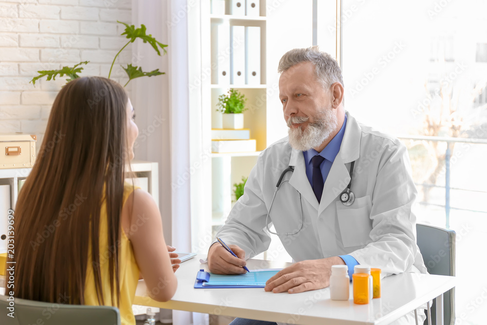 Obraz premium Mature doctor consulting patient in clinic