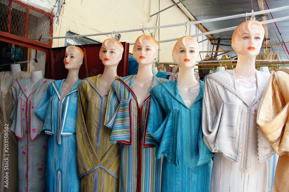 vêtements de femme présentés sur des mannequins , Marrakech, Maroc