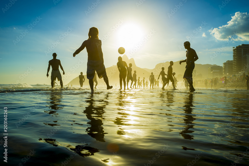 Φωτογραφία Brazil kick-ups sunset silhouettes playing altinho futebol beach football with s