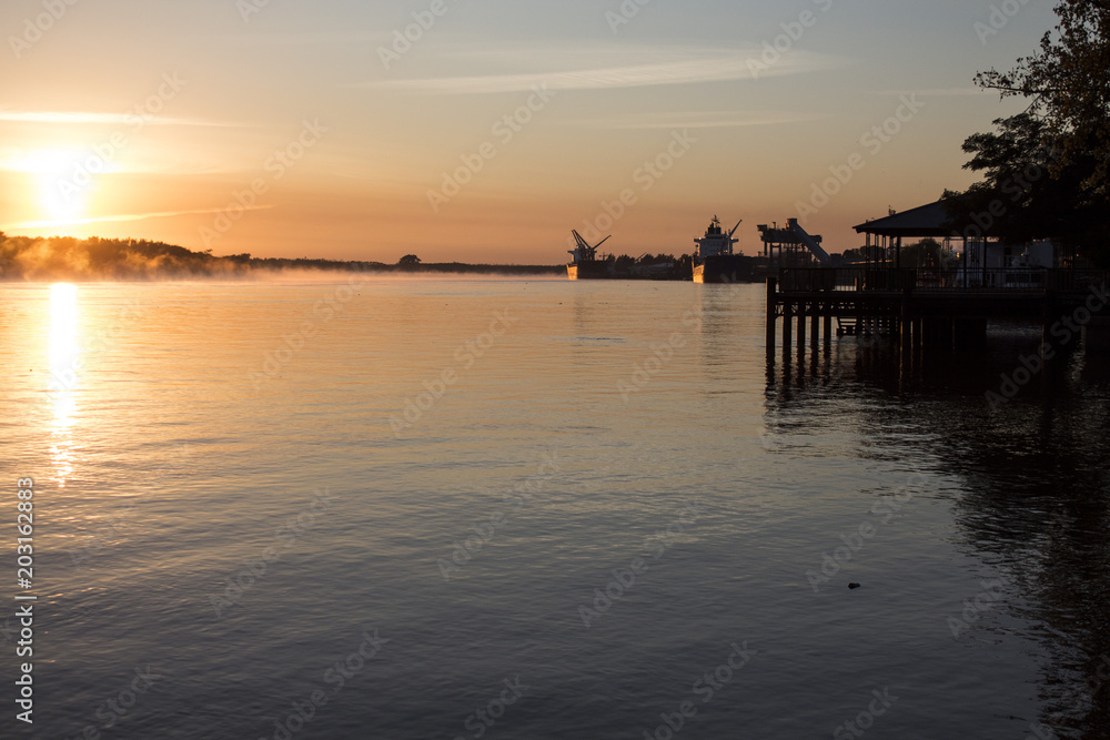 Amanecer en el muelle