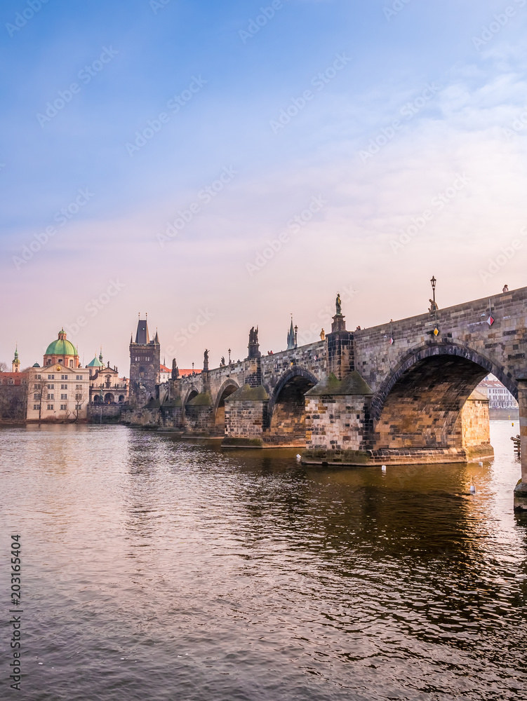 Fototapeta Most Karola w Pradze Czechy podczas zachodu słońca, zbliżenie. Piękny romantyczny dla pary podróżnika.