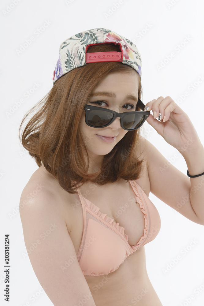 水着姿の若い女性 水着姿の若い女性