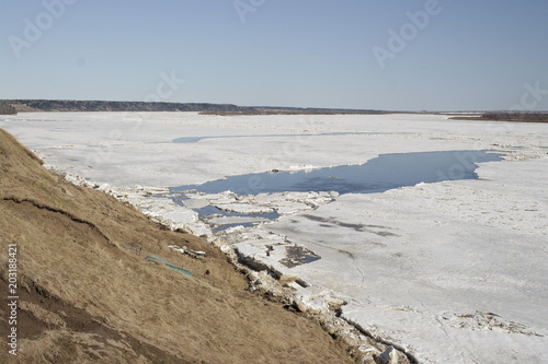 Начало ледохода на реке Северная Двина, Архангельск. Весна, 1 Мая.