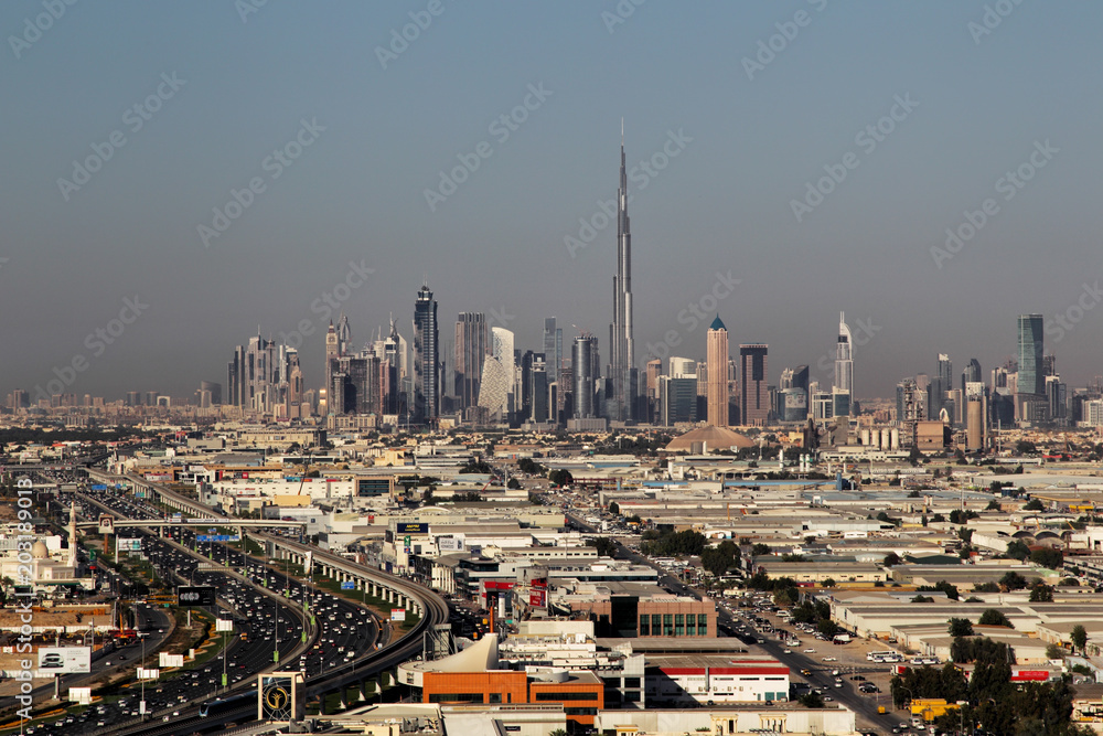 Skyline von Dubai mit dem höchsen Haus der Welt, dem Burj Khalifa, fotografiert von der Mall of the Emirates.