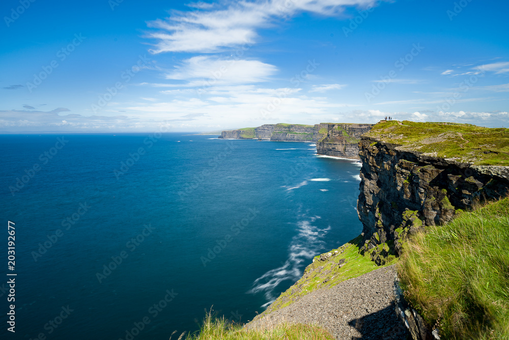 Vista panoramica delle scogliere di Moher, una delle attrazioni turistiche più popolari in Irlanda, Contea di Clare Vista panoramica delle scogliere di Moher, una delle attrazioni turistiche più popolari in Irlanda, Contea di Clare