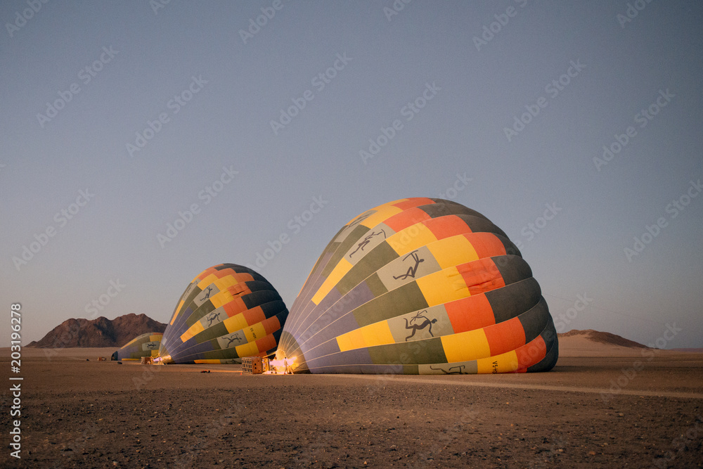 Naklejka premium Heissluftballons vor Dünenlandschaft von Sossusvlei (Namibia)