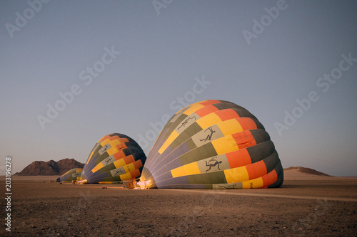 Heissluftballons vor Dünenlandschaft von Sossusvlei (Namibia)