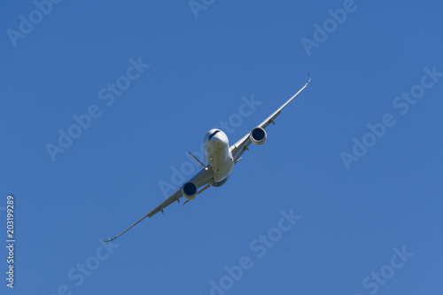 Ein großes Passagierflugzeug vor blauem Himmel 
