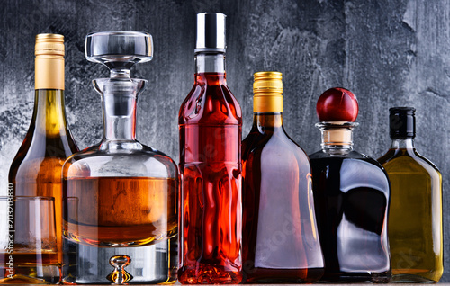 Φωτογραφία Carafe and bottles of assorted alcoholic beverages.