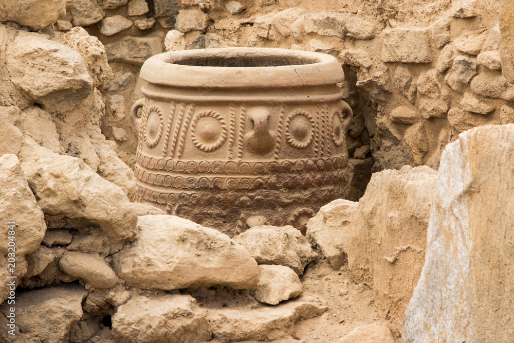 Fototapeta premium Eine verzierte Amphore in einem Schacht eingebettet in altem Mauerwerk in Knossos