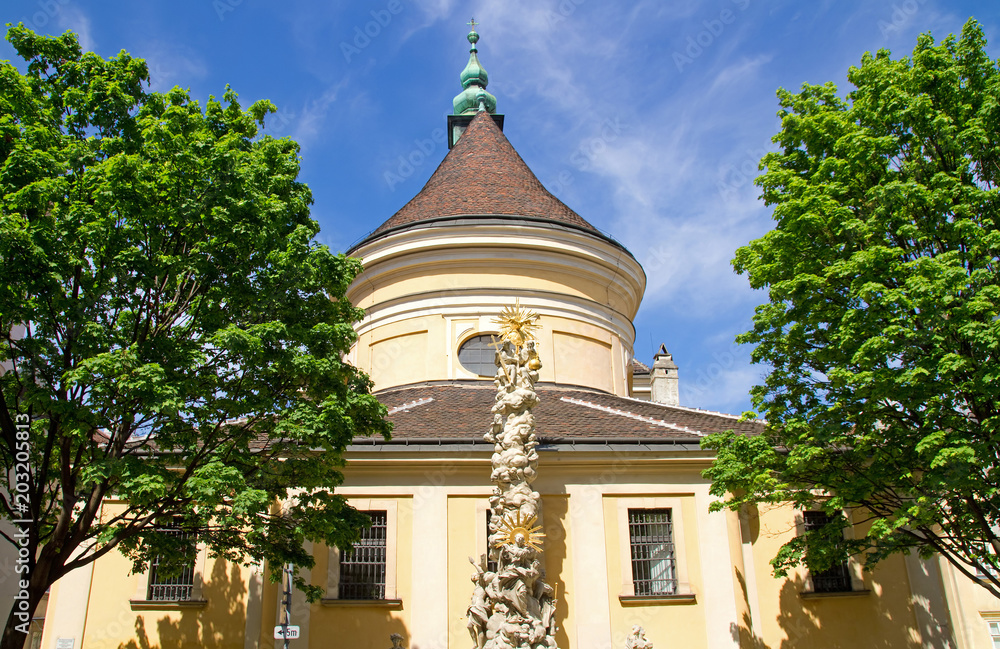 Obraz premium St. Ulrich mit Dreifaltigkeitssäule in Wien