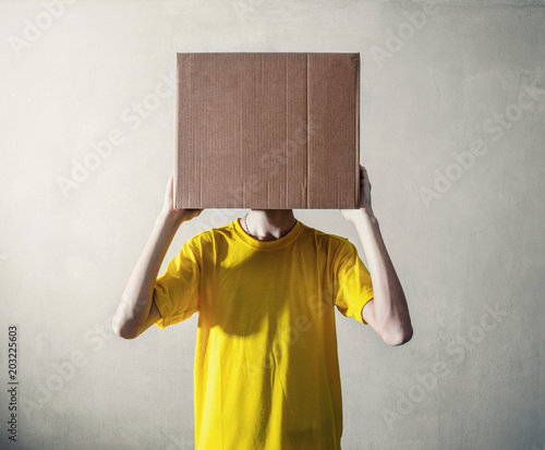 persona con in testa una scatola di cartone