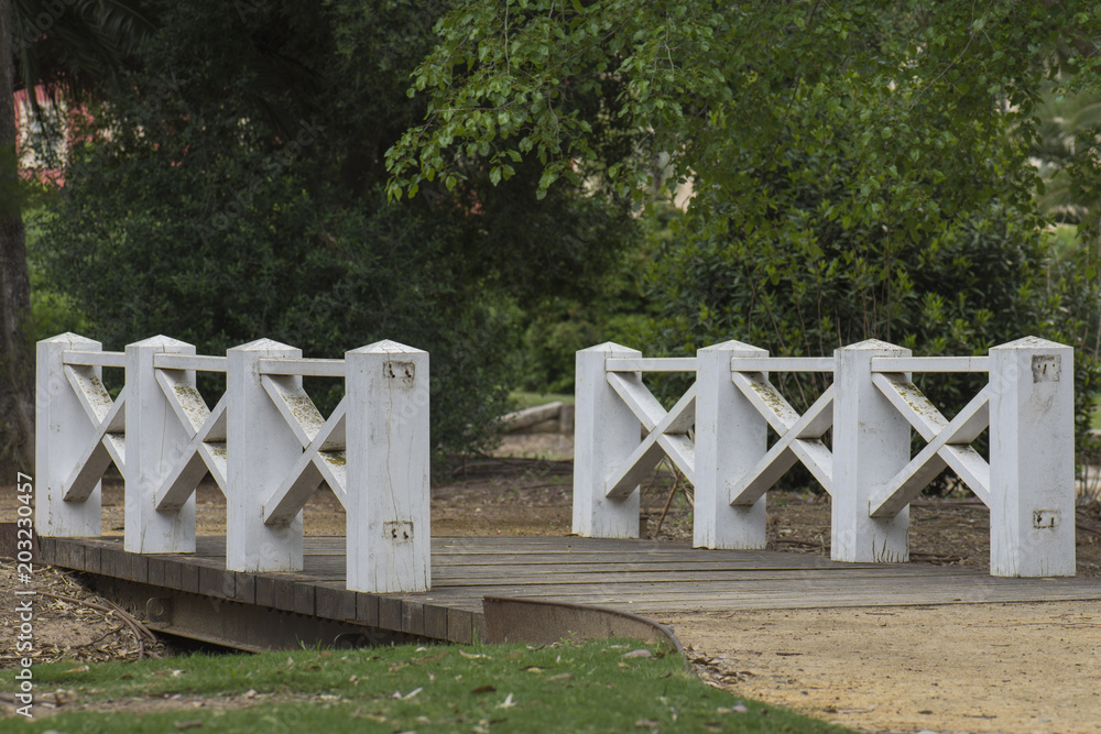 Puente de madera para cruzar un arroyo Puente de madera para cruzar un arroyo