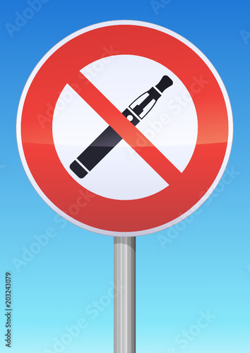 Panneau d'interdiction de la cigarette électronique et ciel bleu