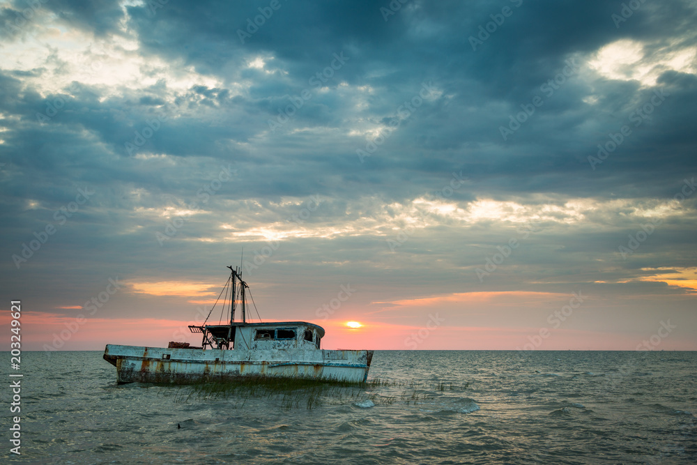 Naklejka premium Boat in Gulf of Mexico