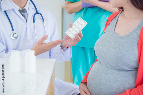Doctor explain about medicine information to pregnant woman