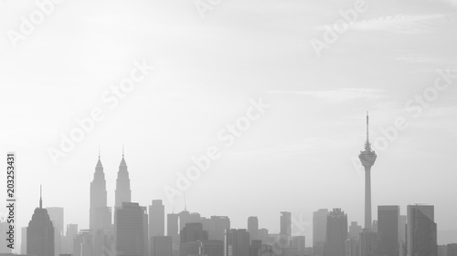 panorama-miasta-kuala-lumpur-i-sylwetke-budynkow-w-czarno-bialej-stylizacji