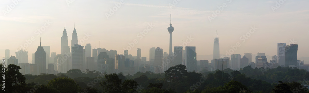 Fototapeta premium widok panoramy pięknej panoramy miasta Kuala Lumpur w mglistym lub mglistym poranku i budynkach w sylwetce