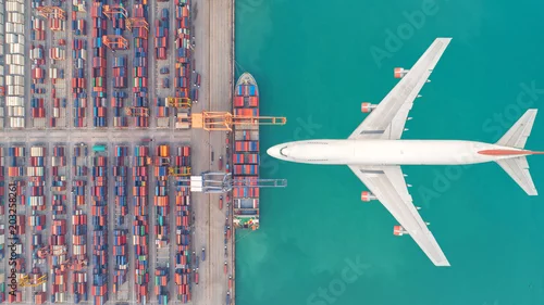 Obraz Kontenerowce i samoloty transportowe w eksporcie i imporcie towarów międzynarodowych i logistycznych. Wysyłka ładunku do portu dźwigiem. Widok z lotu ptaka i widok z góry.
