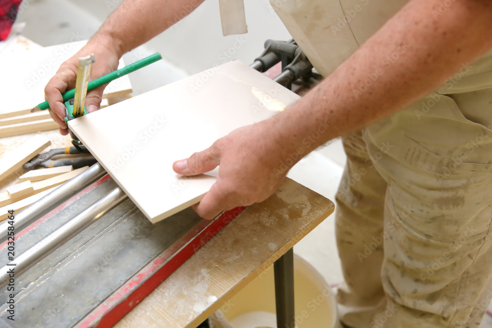 When laying the tiles, you need high accuracy and a lot of experience so that the final effect dazzles everyone who will use the bathroom.