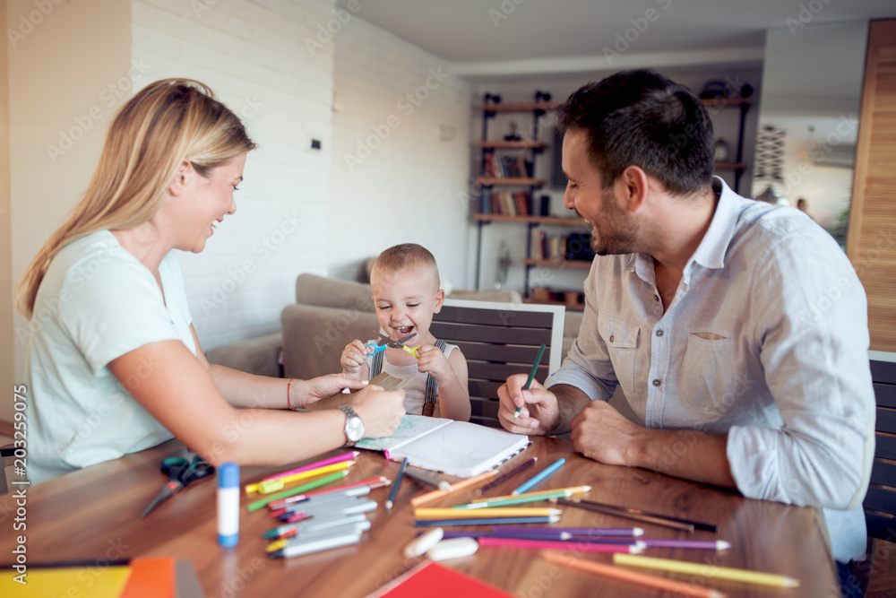 Fototapeta premium Young parents with young child draw