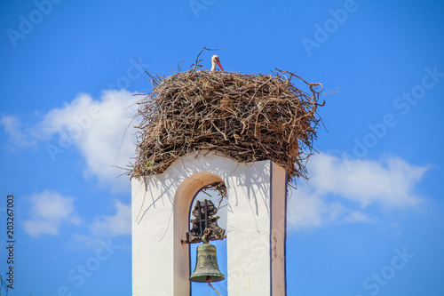 Vista do ninho de Cegonha na torre do sino na herdade da Comporta Alentejo Portugal