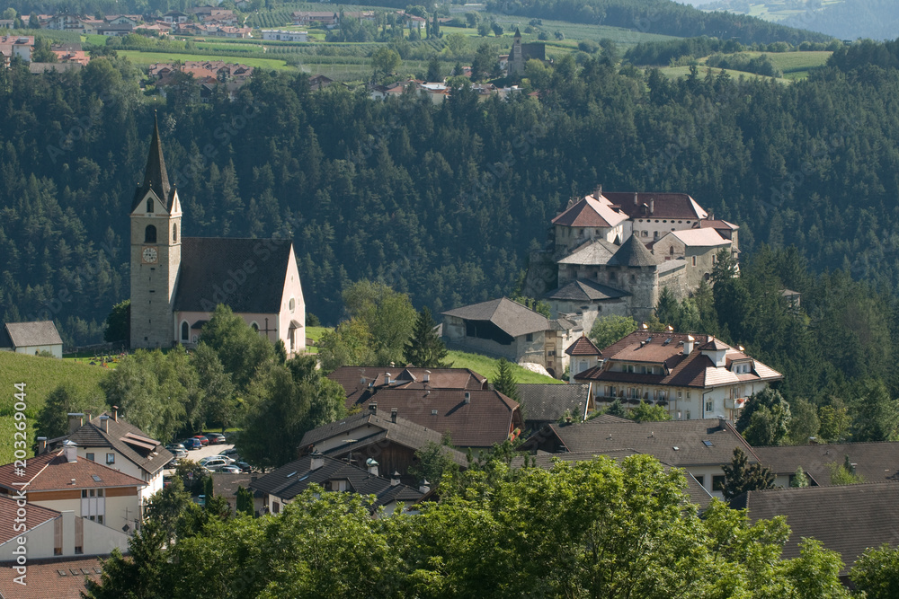 Pfarrkirche und Burg Rodeneck in Südtirol