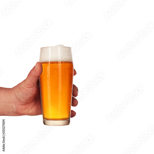 kufel piwa w dłoni
