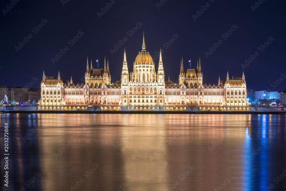 Naklejka premium Hungarian Parliament Building at night, Budapest, Hungary