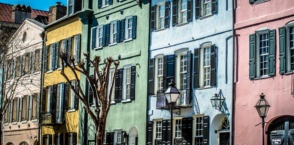 Obraz premium Rainbow Row Street w Charleston South Carolina