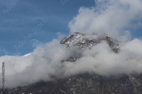 Auvergne-Rhône- Alpes - Savoie - Nuages autour des sommets enneigés