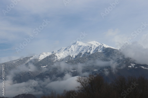 Auvergne-Rh  ne- Alpes - Savoie - Massif de la Lauzi  re dans les nuages