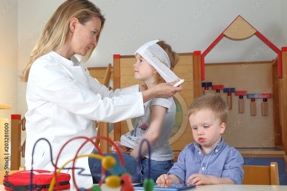 Unfall und Erste Hilfe im Kindergarten Stock Photo | Adobe Stock
