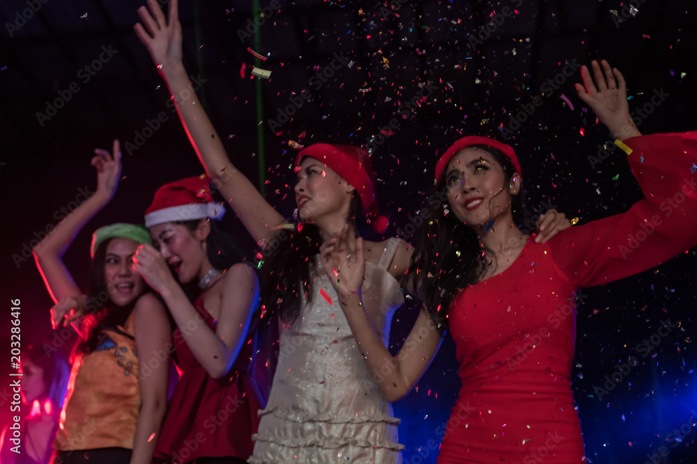 One night in the entertainment venue, people are celebrating the party. One night in the entertainment venue, people are celebrating the party.
