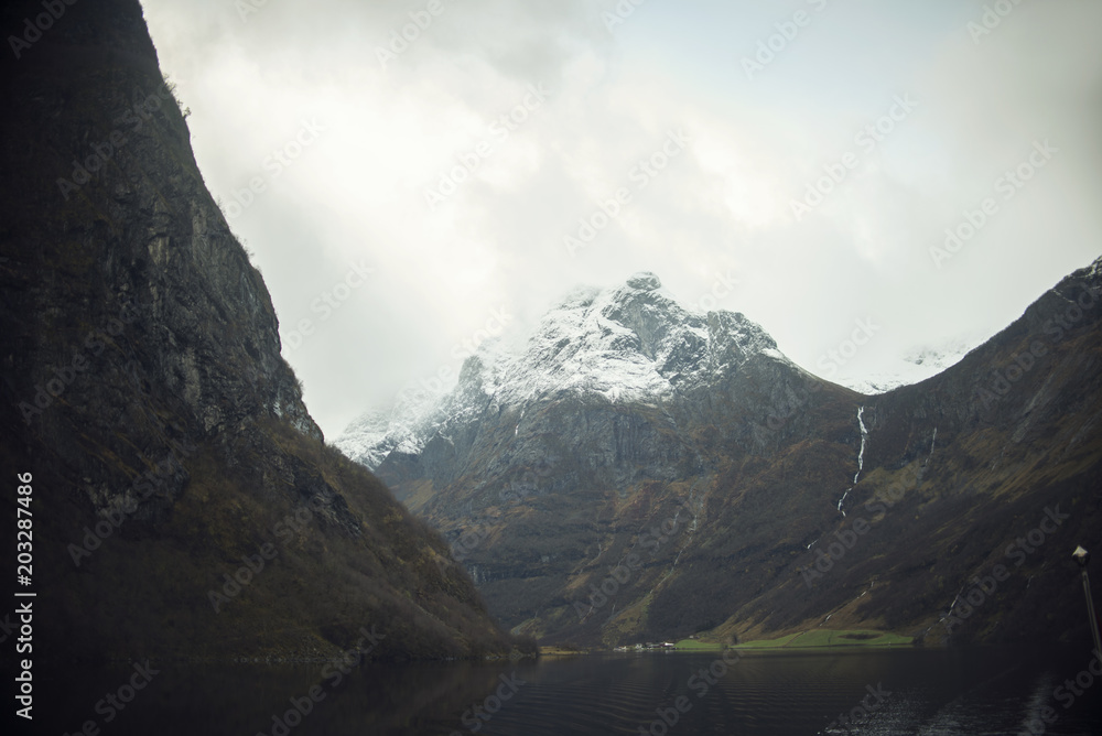Paisaje montañoso de fiordos noruegos un día nublado y gris