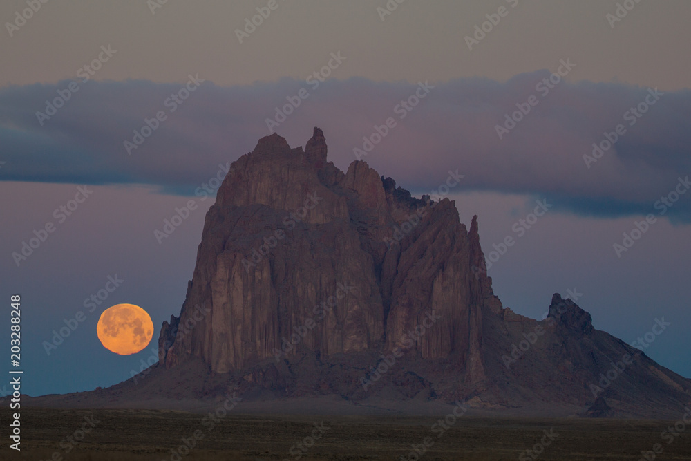 Obraz premium Wschód księżyca w Shiprock