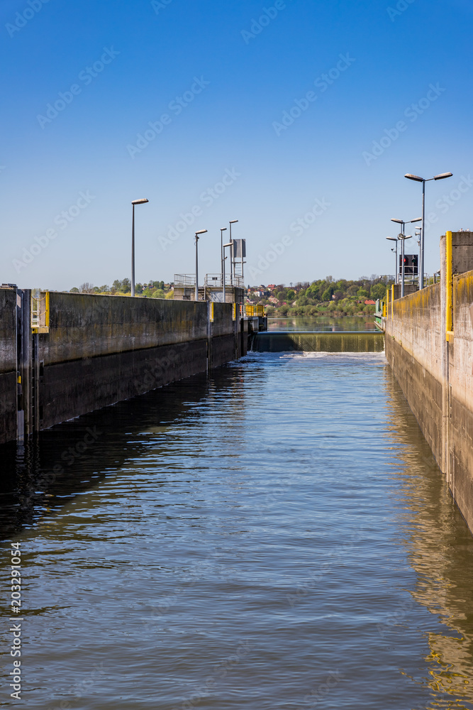 Passage de l'écluse en bateau sur Le Vistule Passage de l'écluse en bateau sur Le Vistule