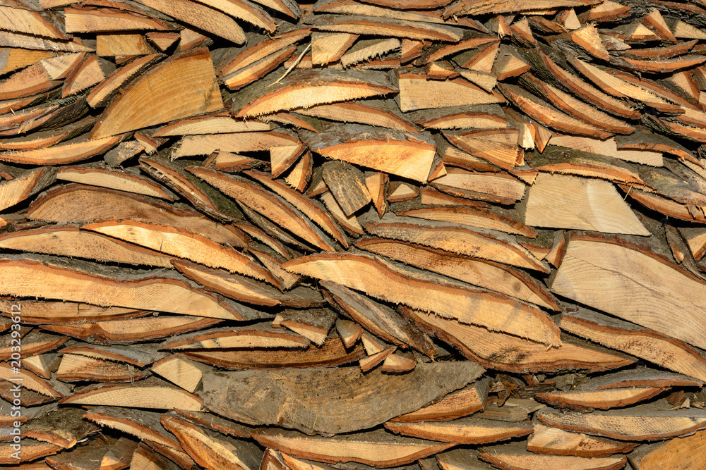 The texture of a wooden cut board with bark, which is chaoticly slippery The texture of a wooden cut board with bark, which is chaoticly slippery